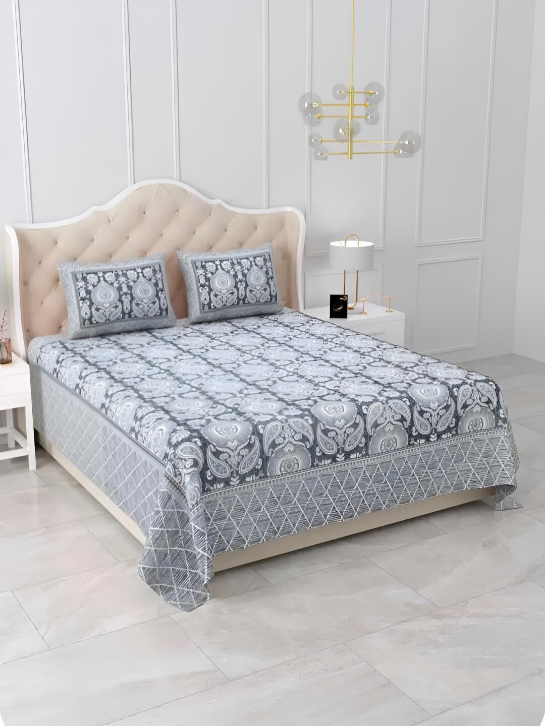 

Qfab Grey & White Floral Cotton 260 TC King Bedsheet with 2 Pillow Covers