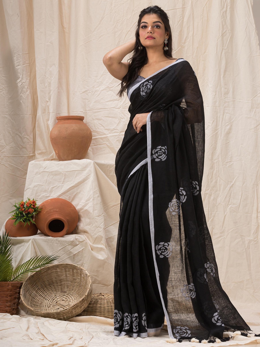 

Angoshobha Floral Woven Design Pure Linen Jamdani Saree, Black