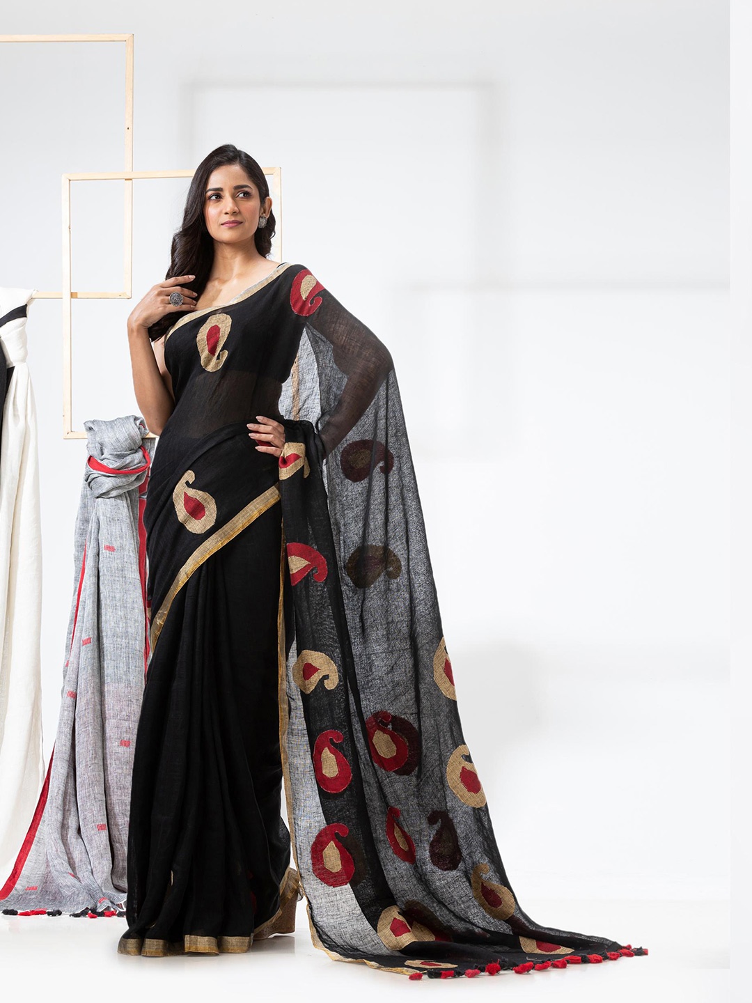 

Angoshobha Paisley Woven Design Zari Pure Linen Jamdani Saree, Black