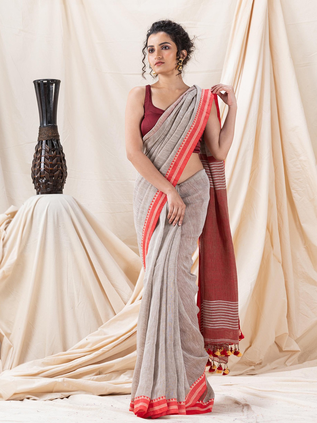 

Angoshobha Pure Linen Saree, Grey