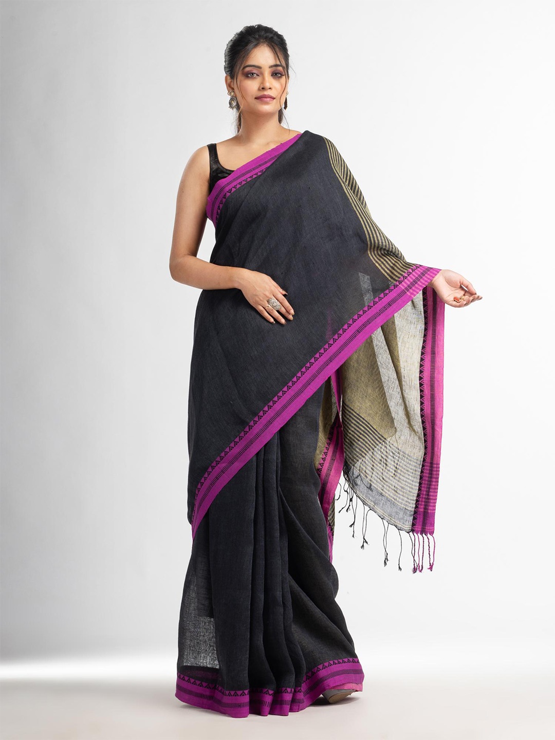 

Angoshobha Striped Pure Linen Saree, Charcoal