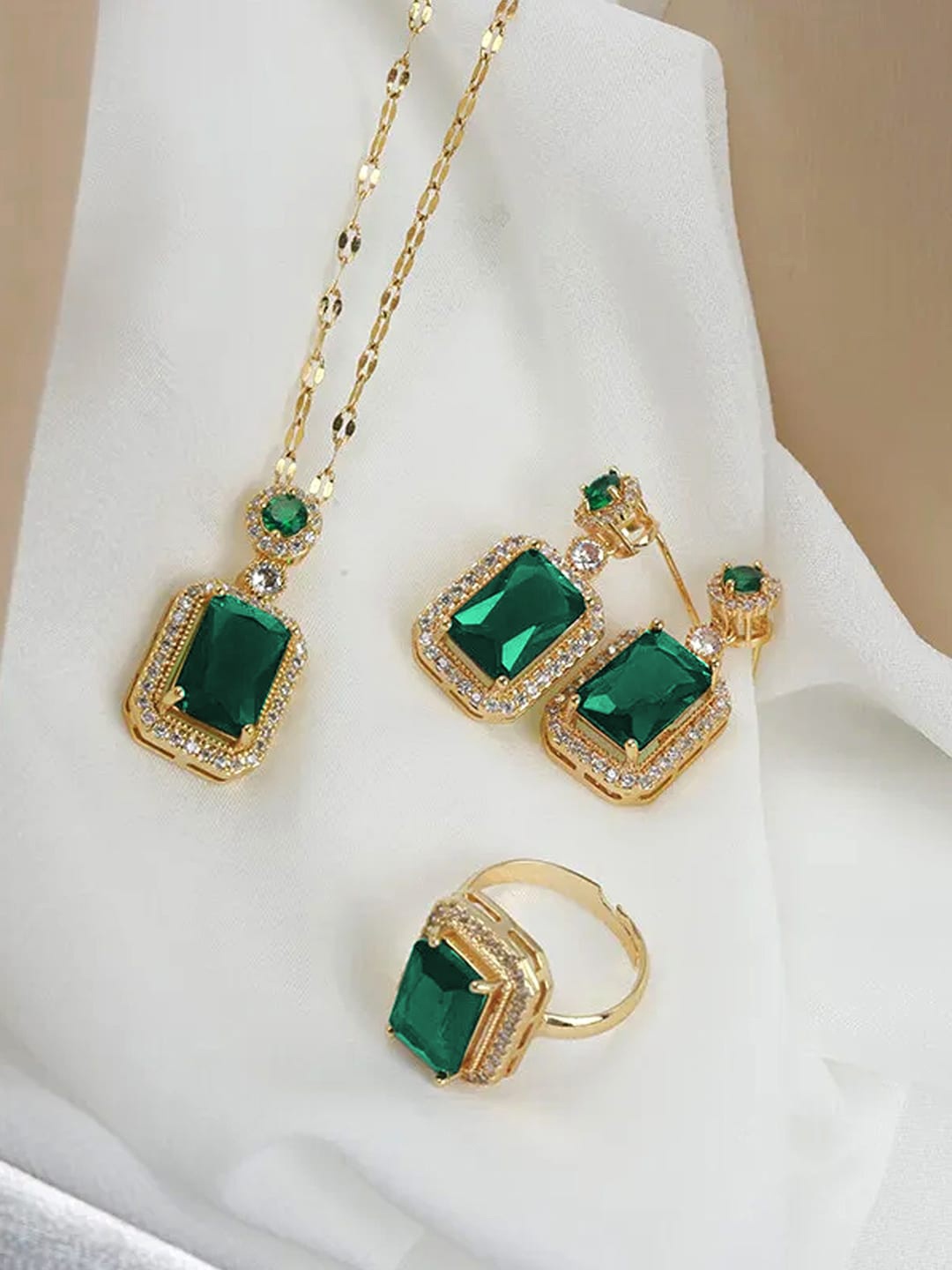 

Peora Gold-Plated Cubic Zirconia-Studded Jewellery Set
