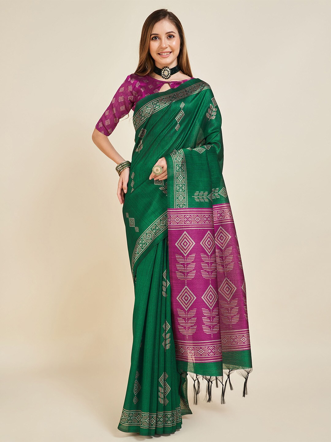 

Ishin Ethnic Motifs Printed Saree, Green