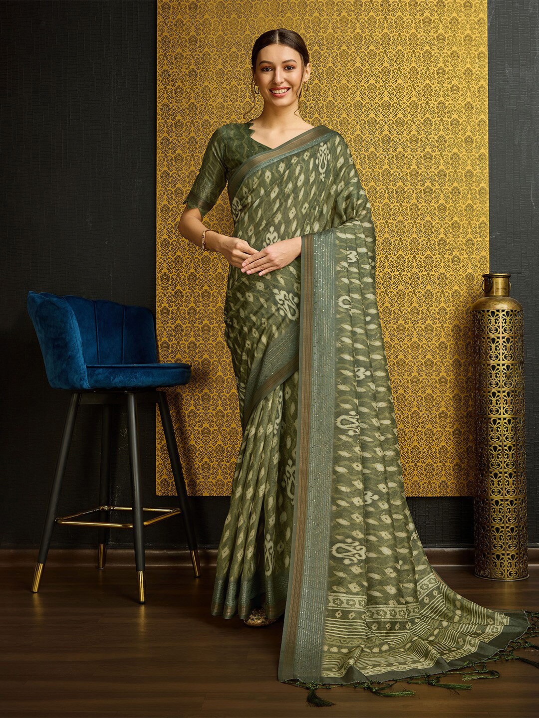 

Ishin Green Geometric Printed Sequinned Saree