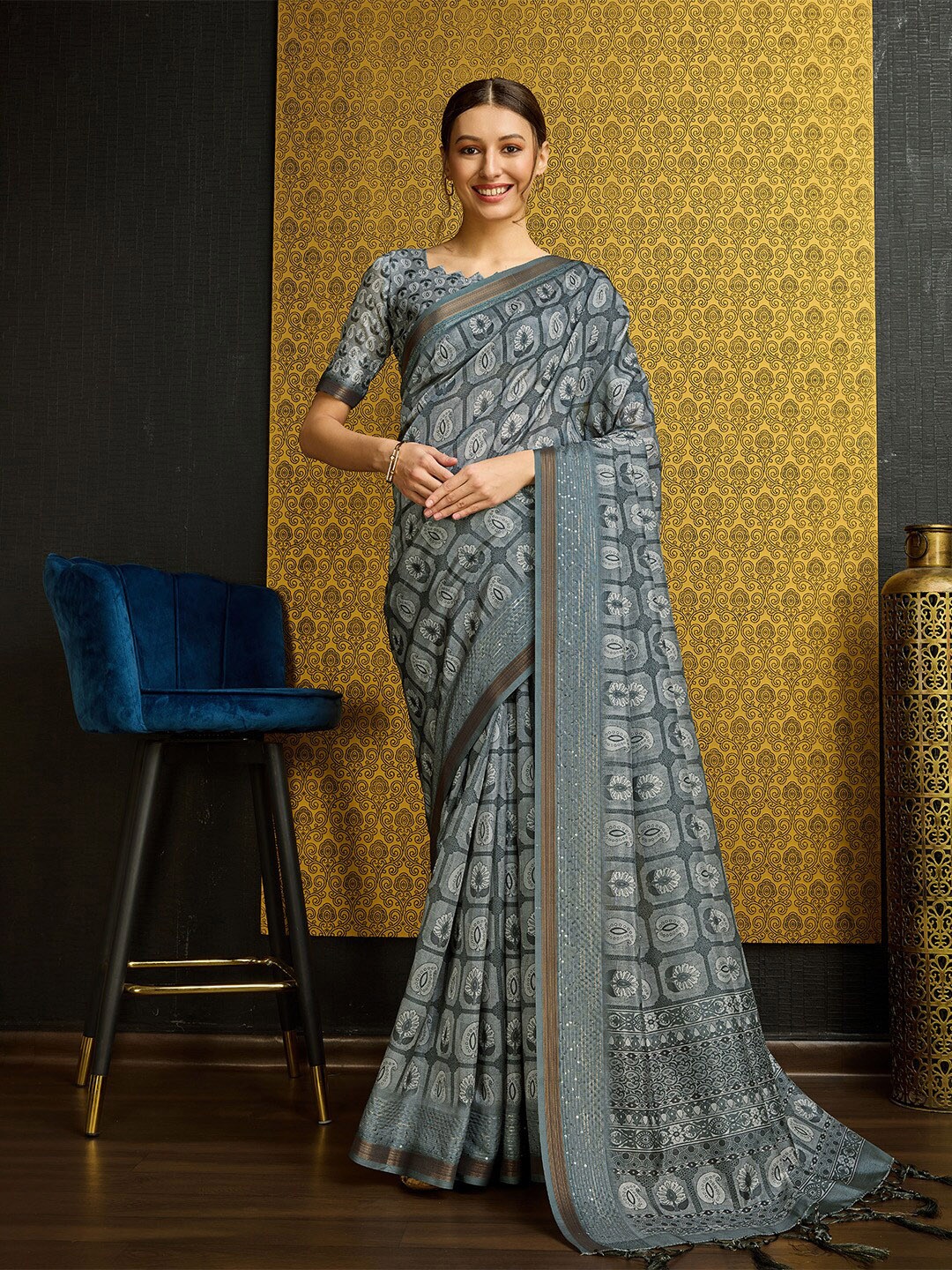 

Ishin Ethnic Motifs Printed Zari Saree, Grey