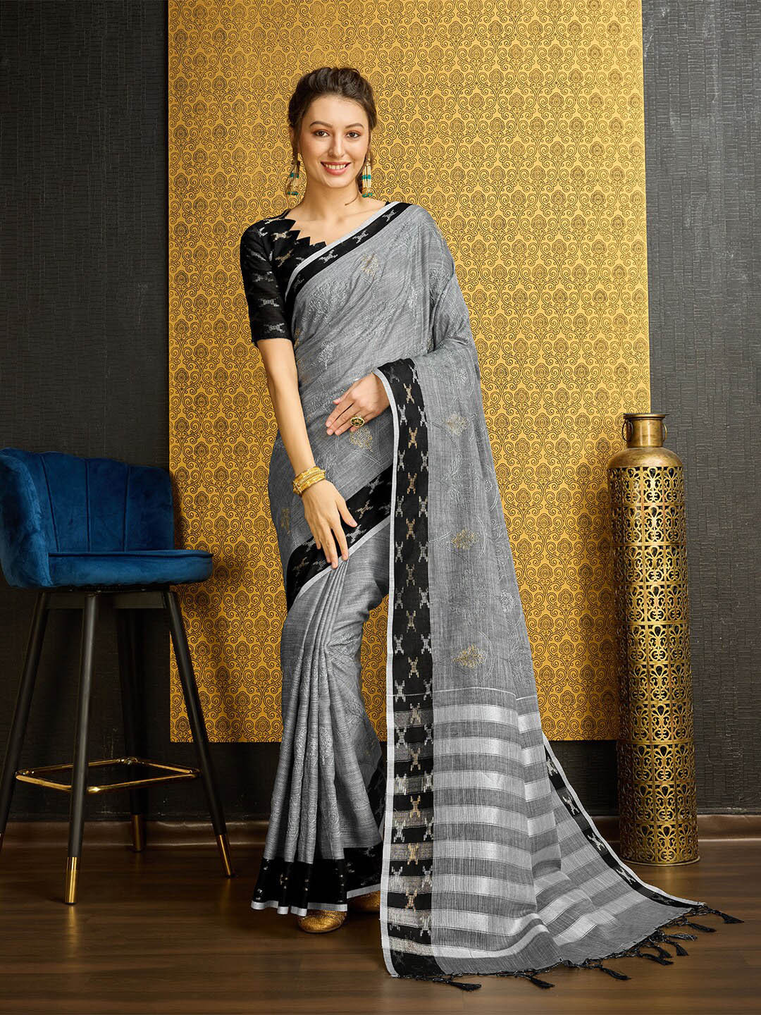 

Ishin Ethnic Motifs Embroidered Saree, Grey