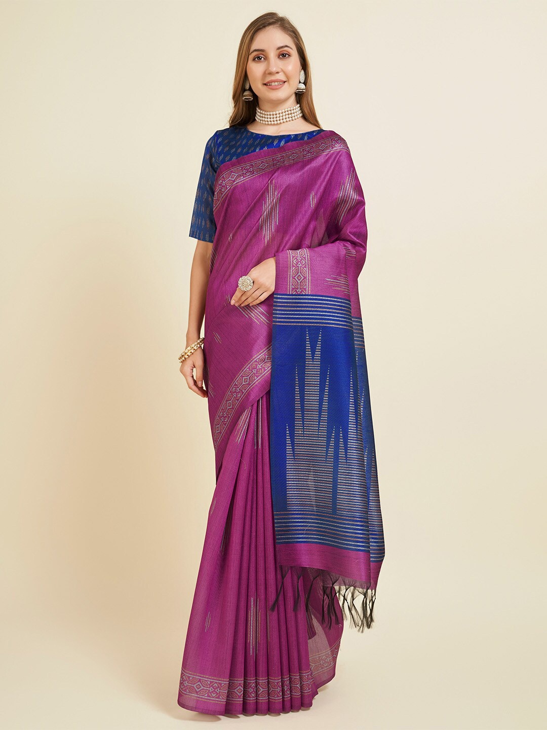 

Ishin Ethnic Motifs Woven Design Saree, Magenta