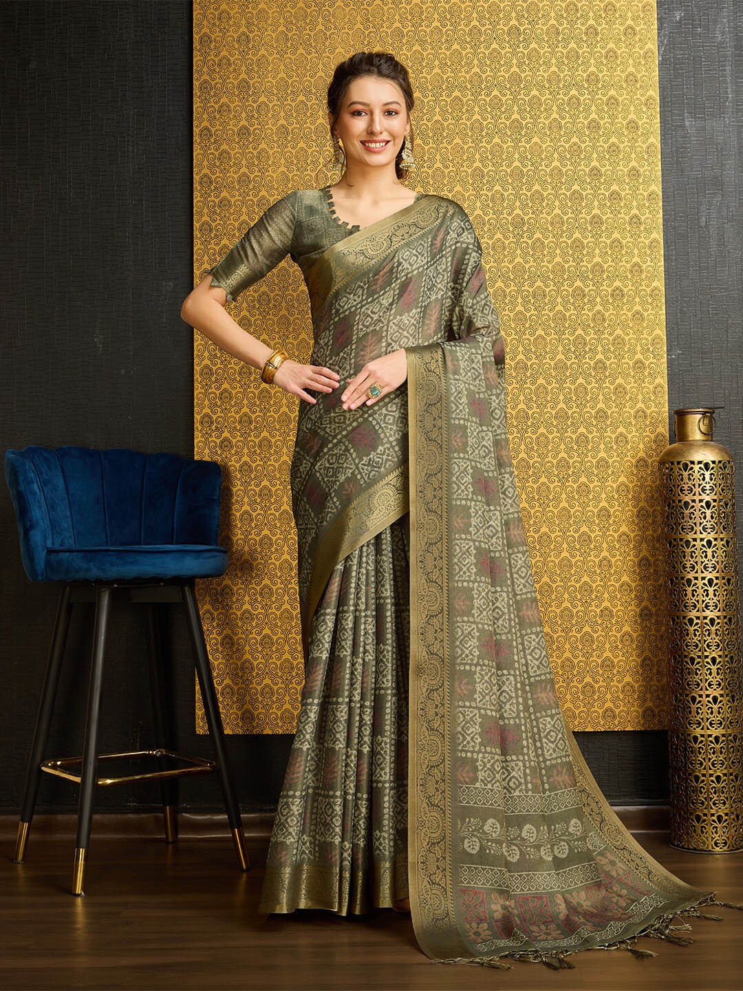 

Ishin Ethnic Motifs Printed Saree, Green