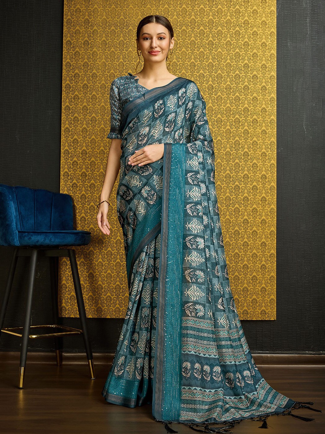 

Ishin Ethnic Motifs Printed Saree, Teal