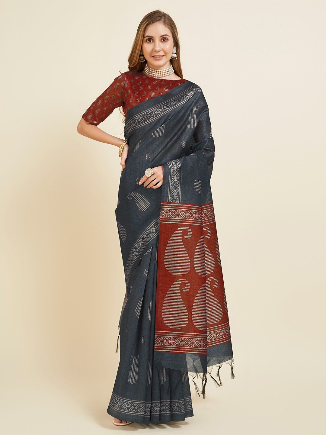 

Ishin Grey Paisley Printed Saree