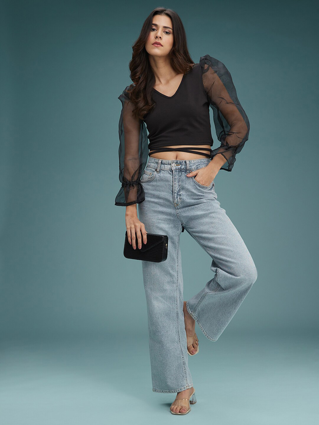 

DressBerry Black V-Neck Crop Top
