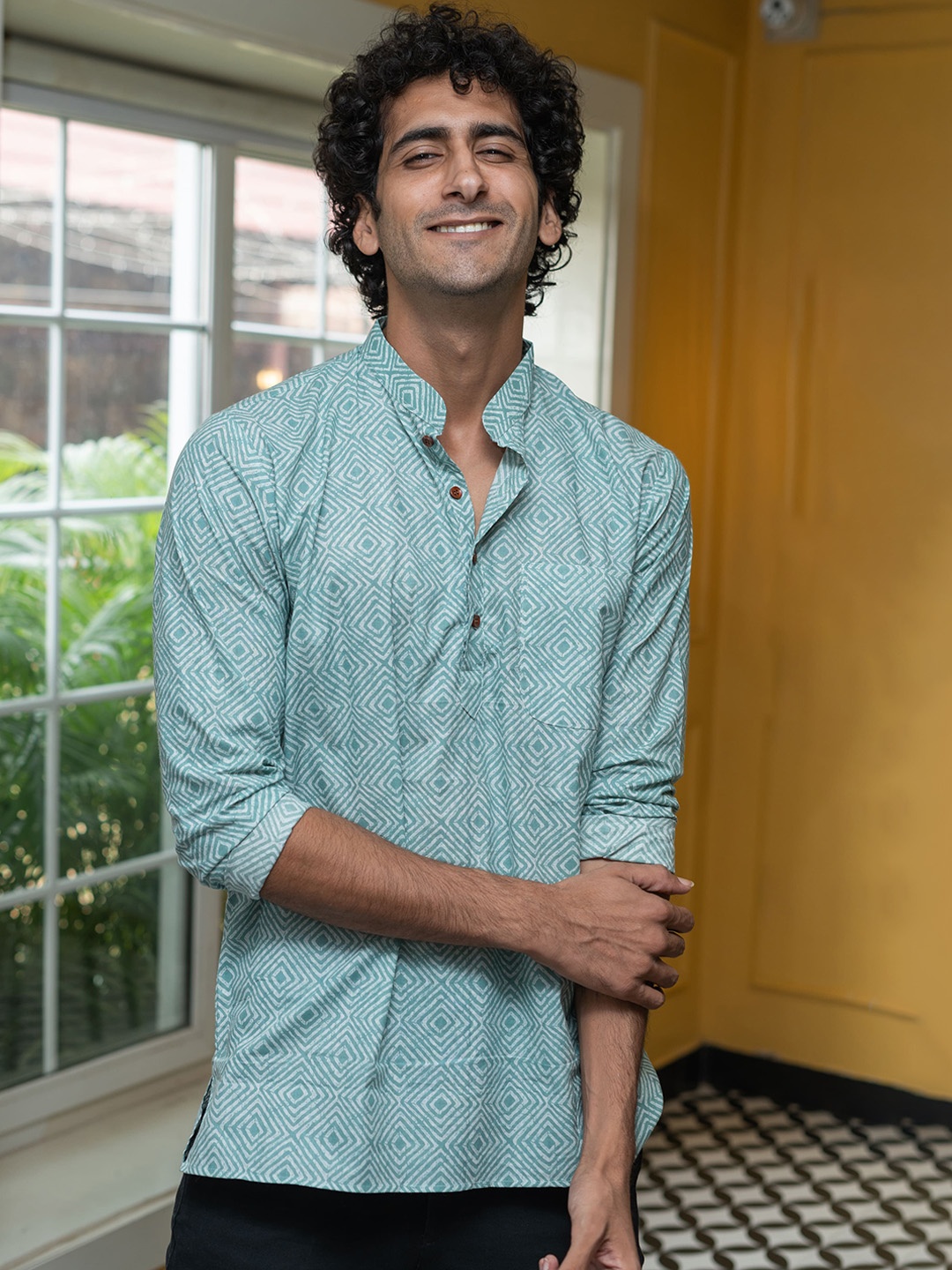 

Shasak Men Geometric Printed Short Kurta, Blue