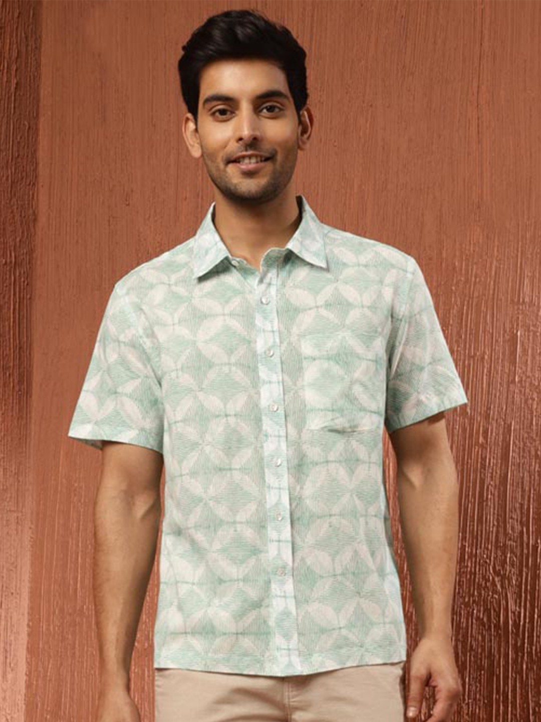 

Fabindia Geometric Printed Spread Collar Cotton Casual Shirt, Green