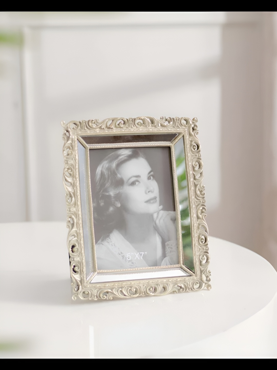 

THEDECORKART Silver-Toned Glass Table Photo Frames