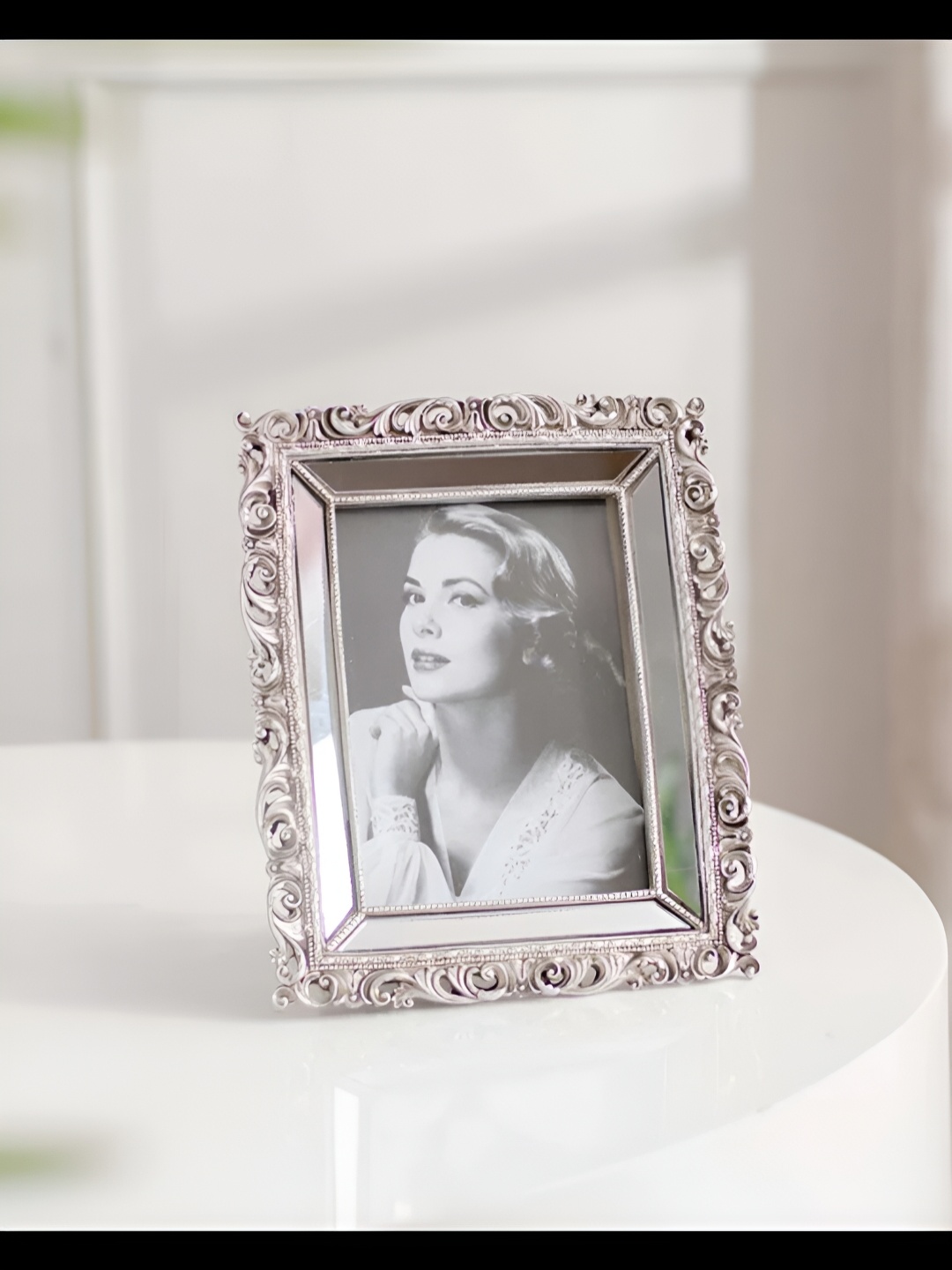 

THEDECORKART Gold-Toned Glass Table Photo Frames