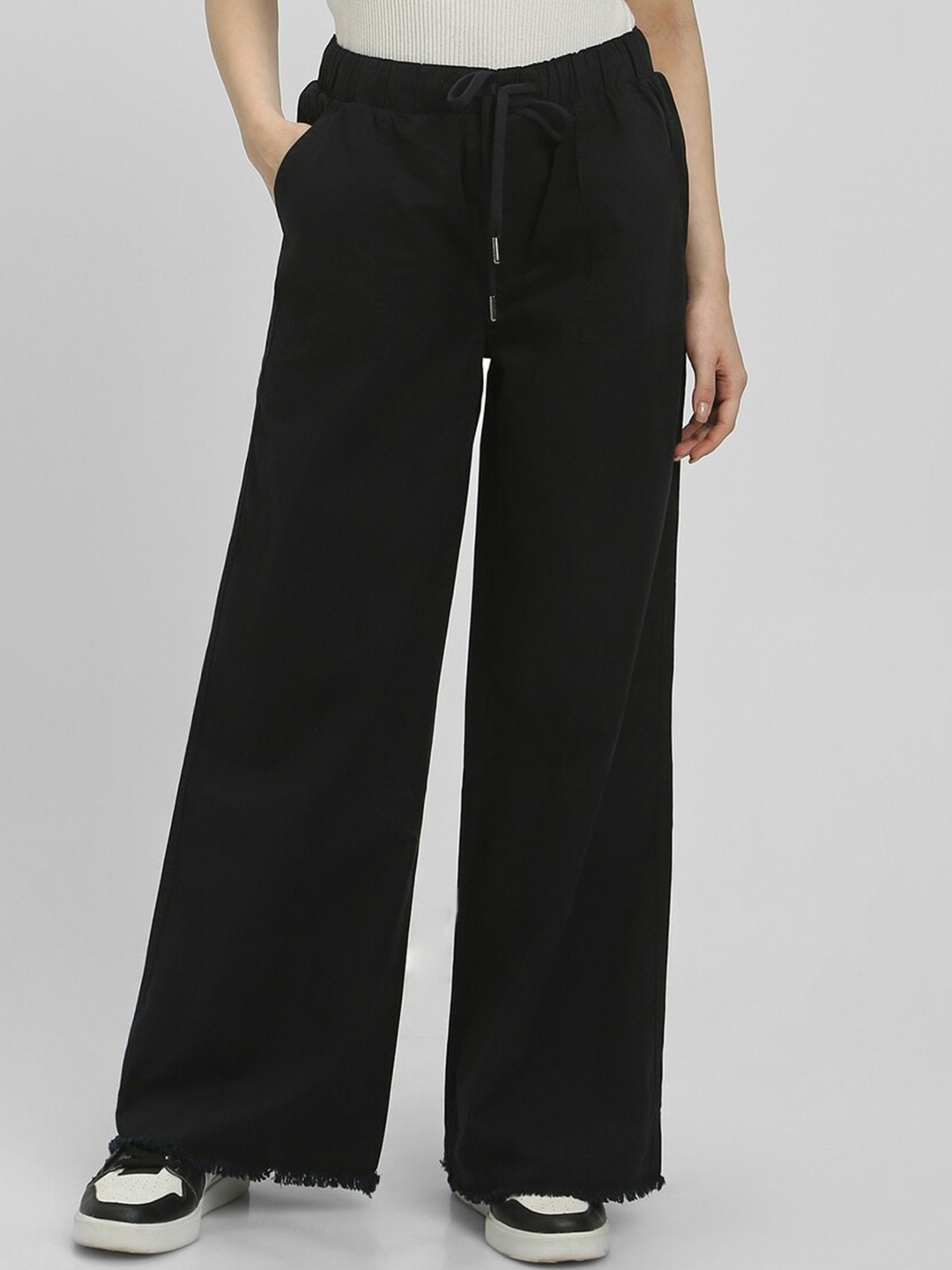 

FOREVER 21 Women Straight Fit Pure Cotton Parallel Trousers, Black