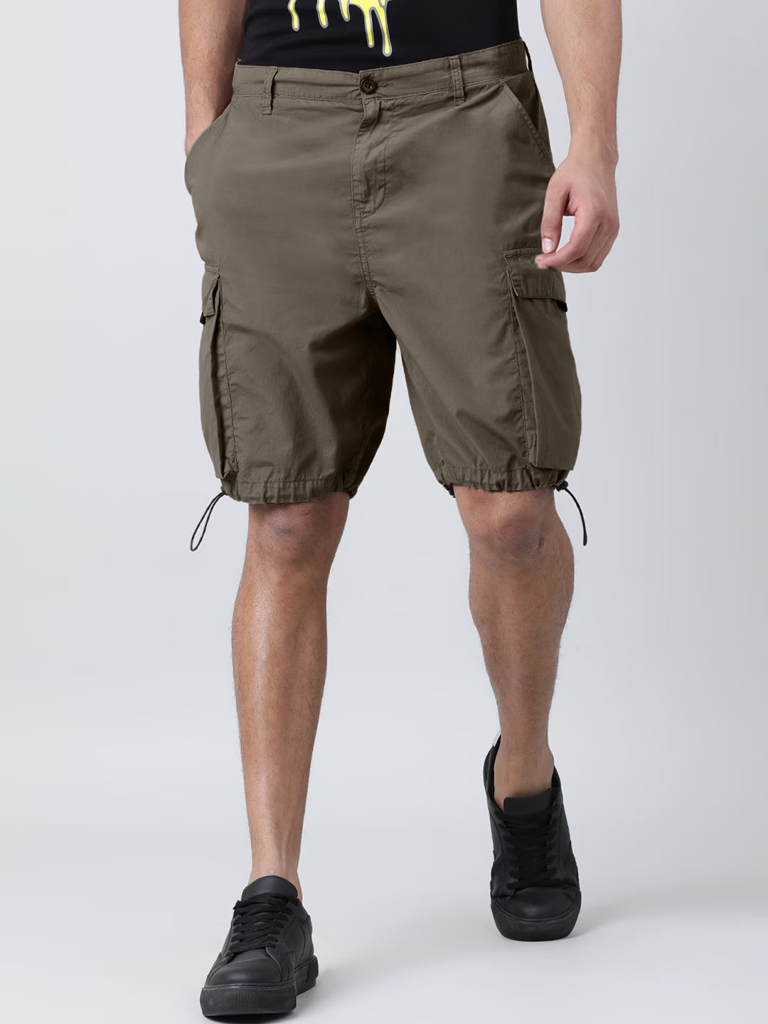 

Bene Kleed Men Solid Cargo shorts with adjustable hem, Brown
