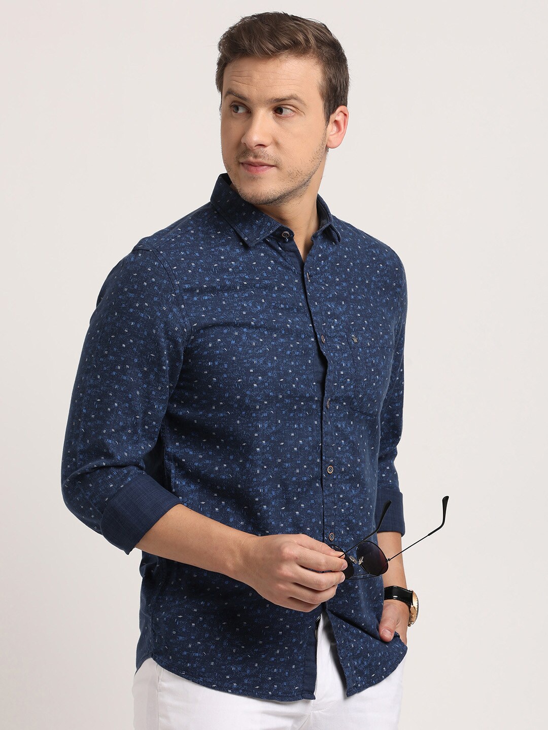 

Turtle Relaxed Slim Fit Micro Ditsy Printed Casual Shirt, Navy blue
