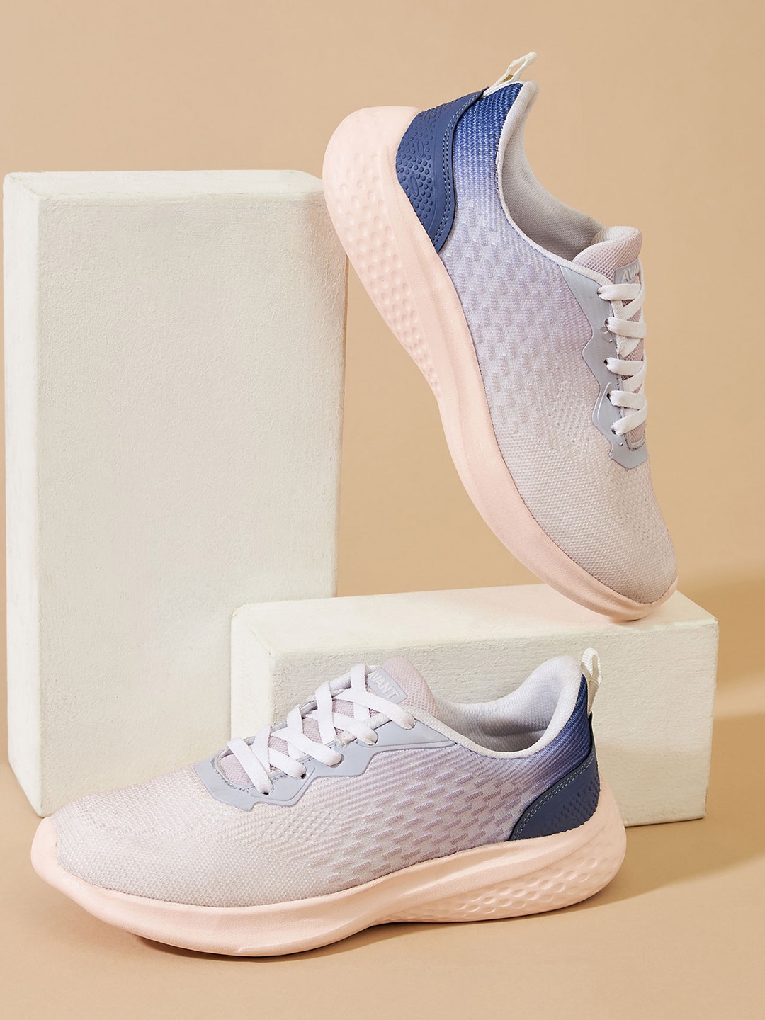 

Avant Women Trail Walking Shoes, Violet