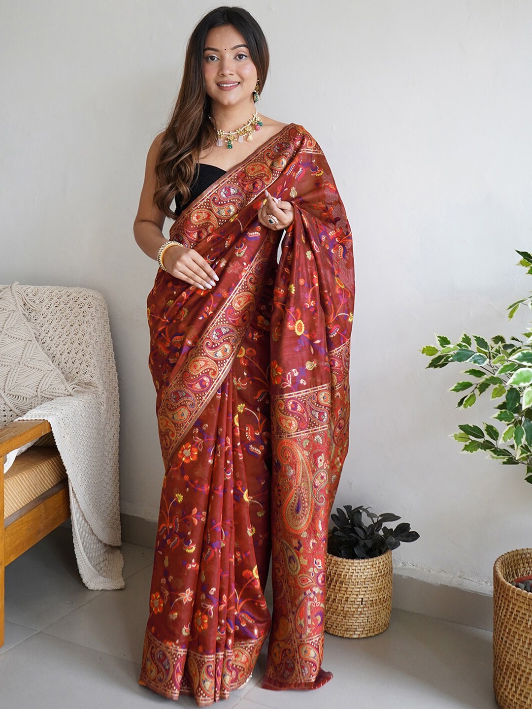 

Mitera Floral Zari Banarasi Saree, Maroon
