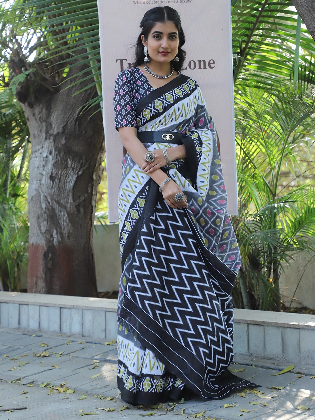 

Mitera Geometric Block Printed Saree, Grey