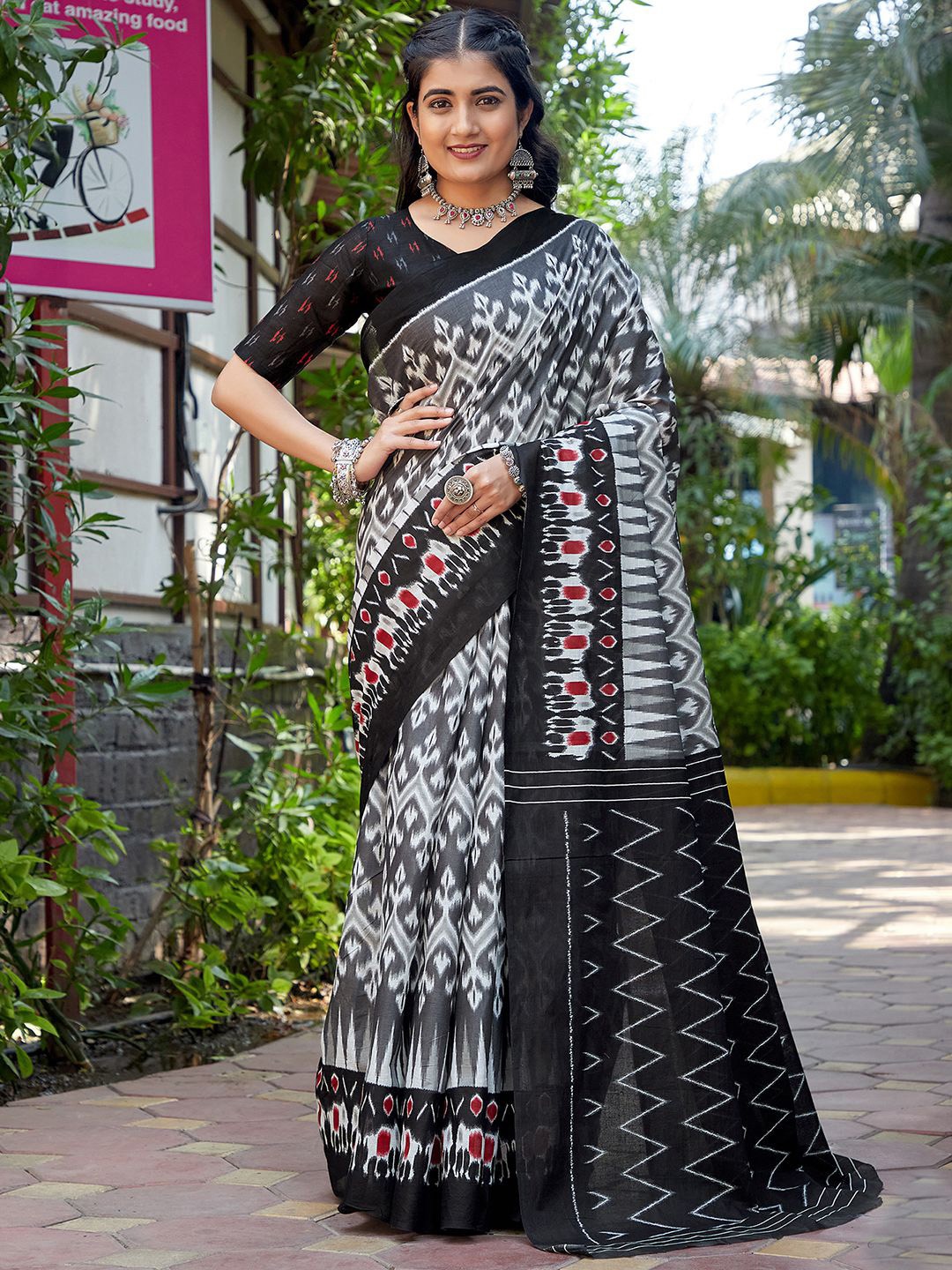 

Mitera Printed Saree with unstitched blouse piece, Grey