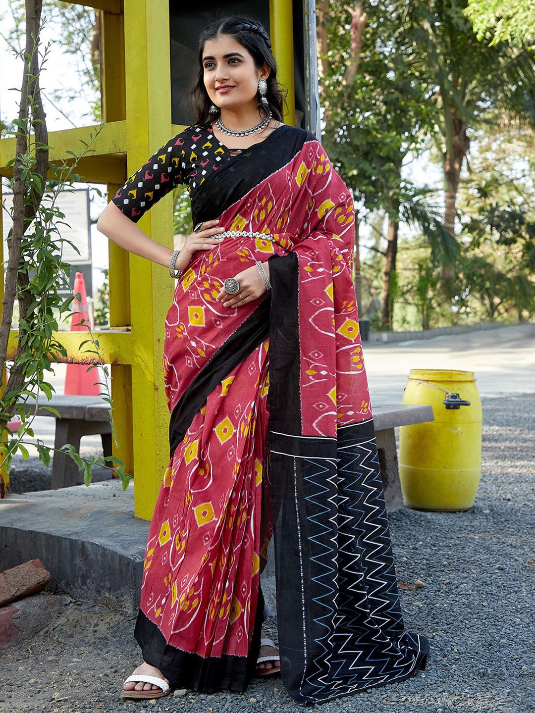 

Mitera Printed Saree with unstitched blouse piece, Red
