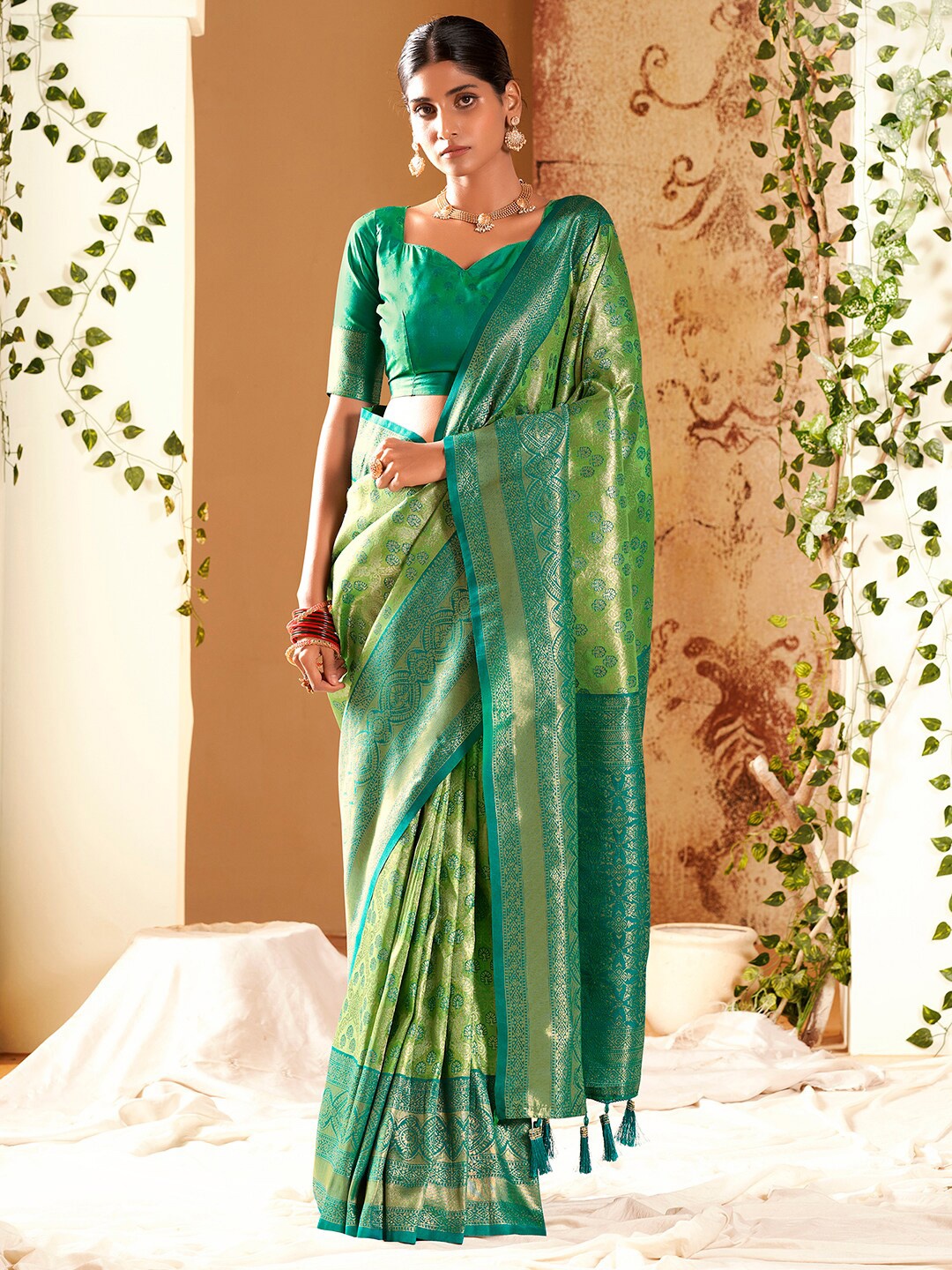 

Mitera Ethnic Motifs Woven Design Zari Jacquard Banarasi Saree, Green