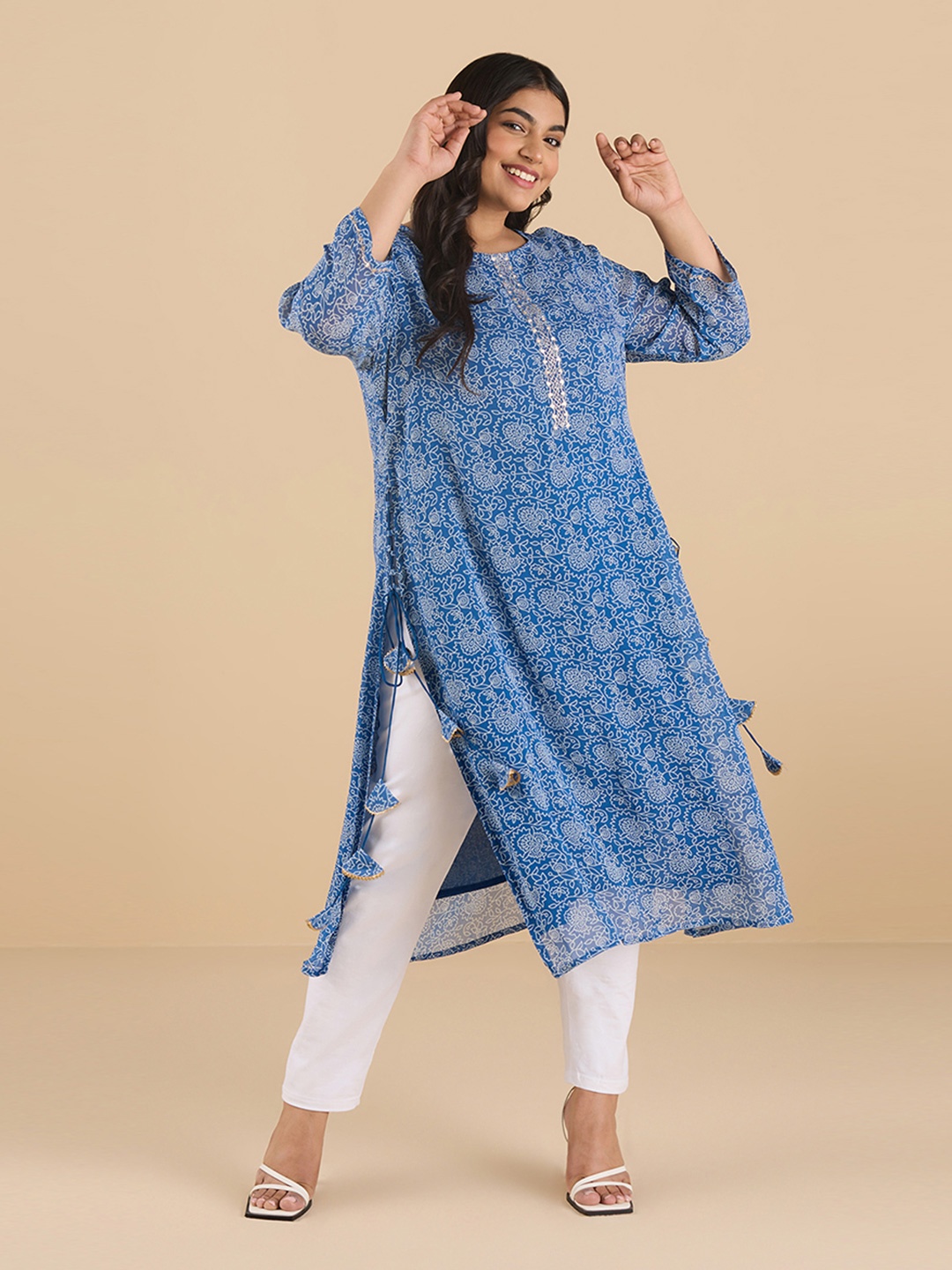 

Big Hello - The Plus Life Women Geometric Dyed Flared Sleeves Thread Work Kurta, Blue