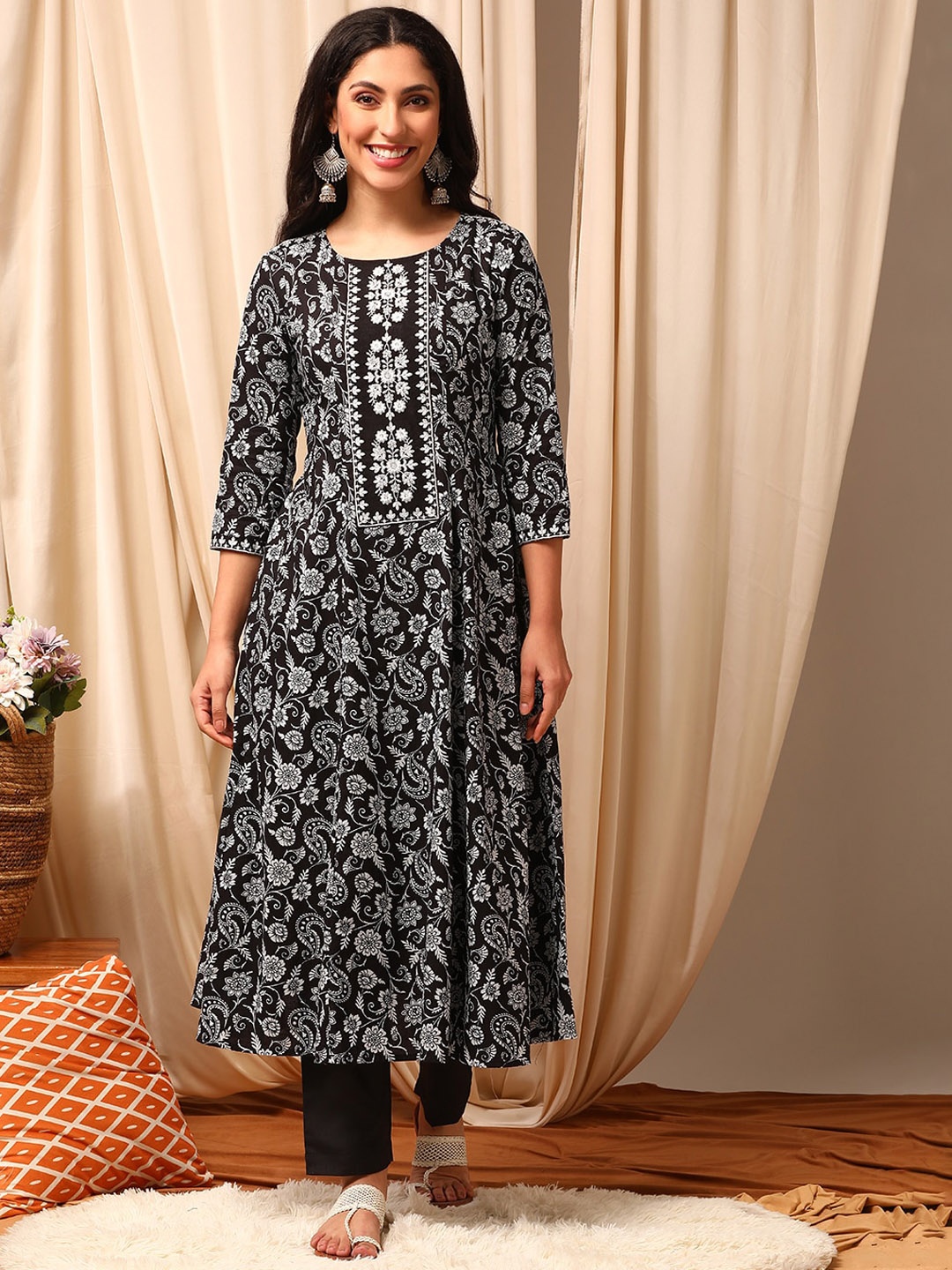 

Inddus Floral Printed Thread Work Regular Anarkali Kurta With Trousers, Black