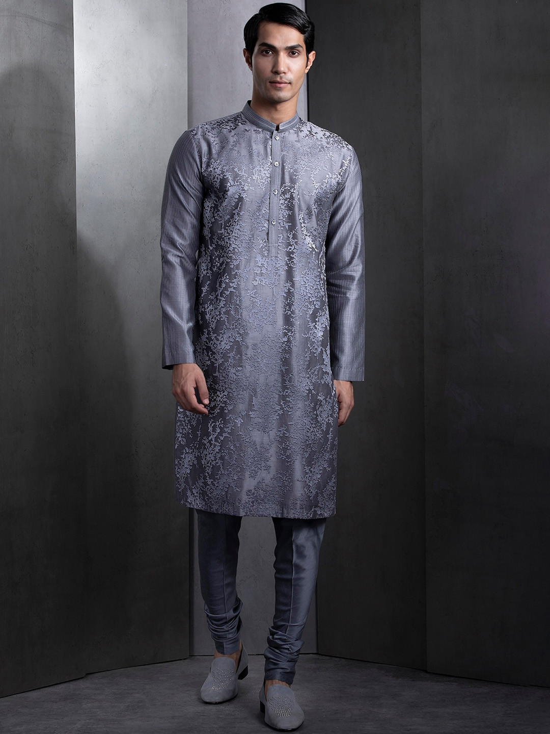 

Rohit Gandhi + Rahul Khanna Abstract Self Design Mandarin Collar Long Sleeves Kurta Set, Grey