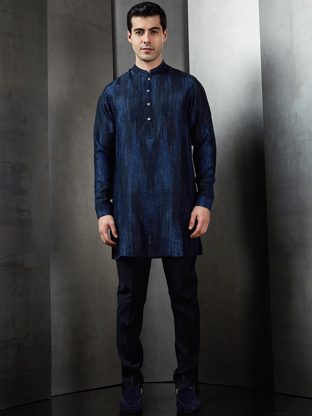 

Rohit Gandhi + Rahul Khanna Thread Work Kurta, Navy blue