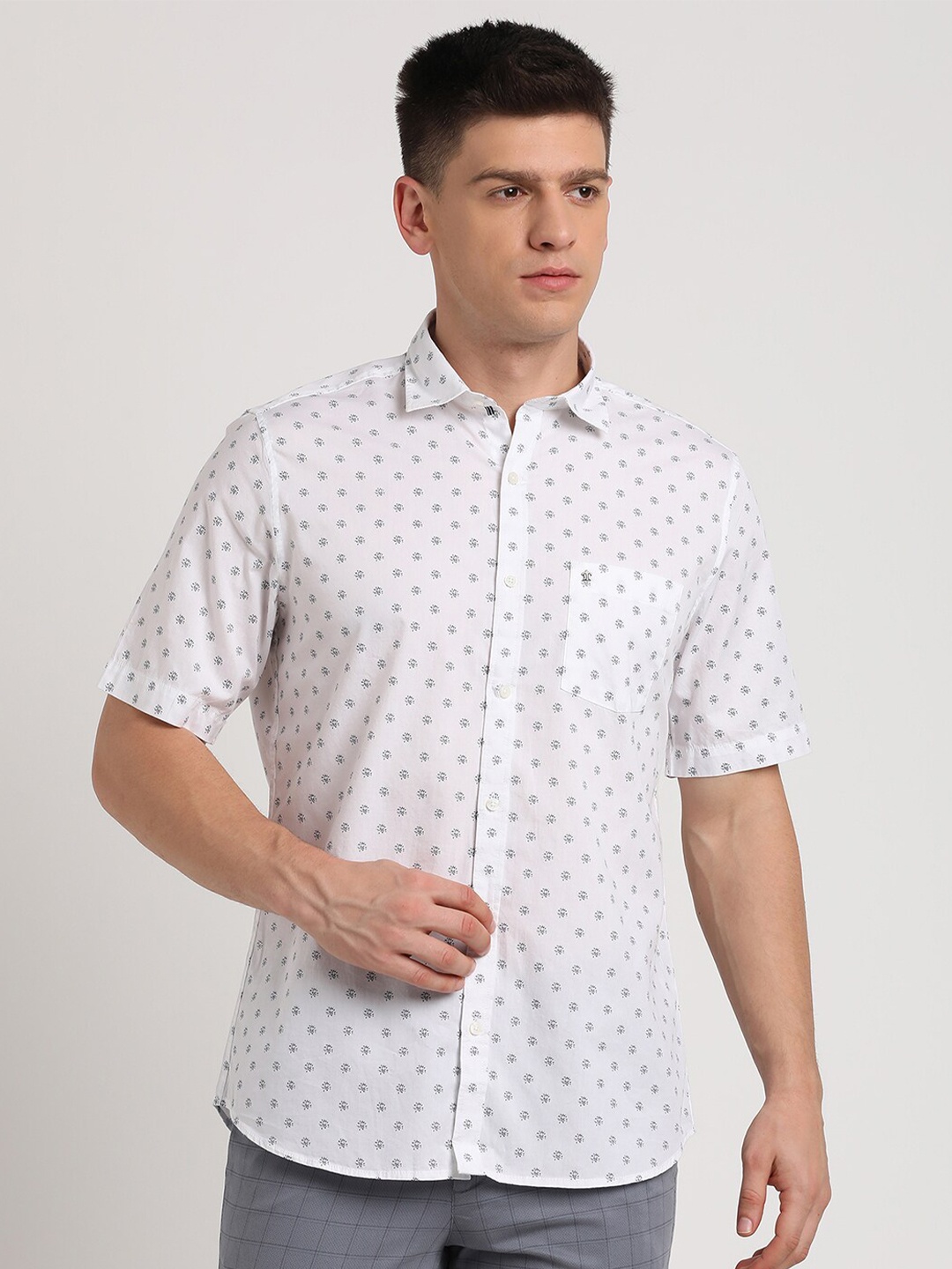 

Turtle Relaxed Slim Fit Conversational Printed Pure Cotton Casual Shirt, White