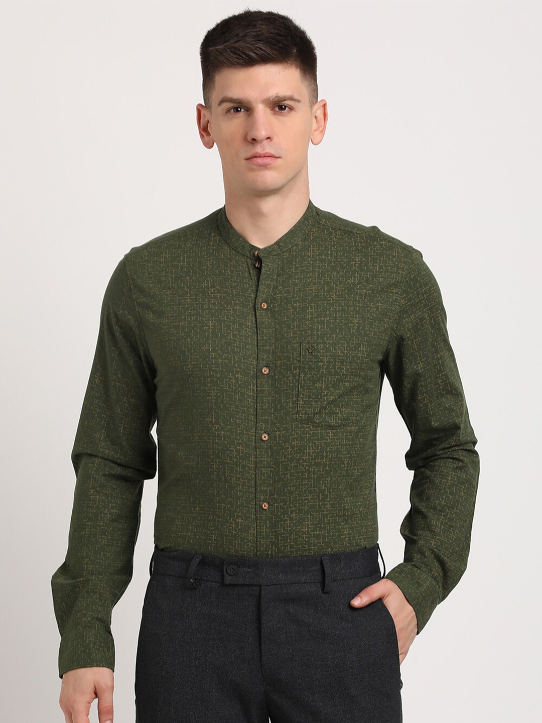 

Turtle Relaxed Slim Fit Abstract Printed Pure Cotton Casual Shirt, Green