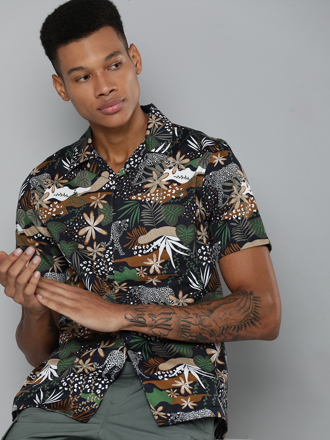 

Flying Machine Pure Cotton Floral Printed Casual Shirt, Navy blue