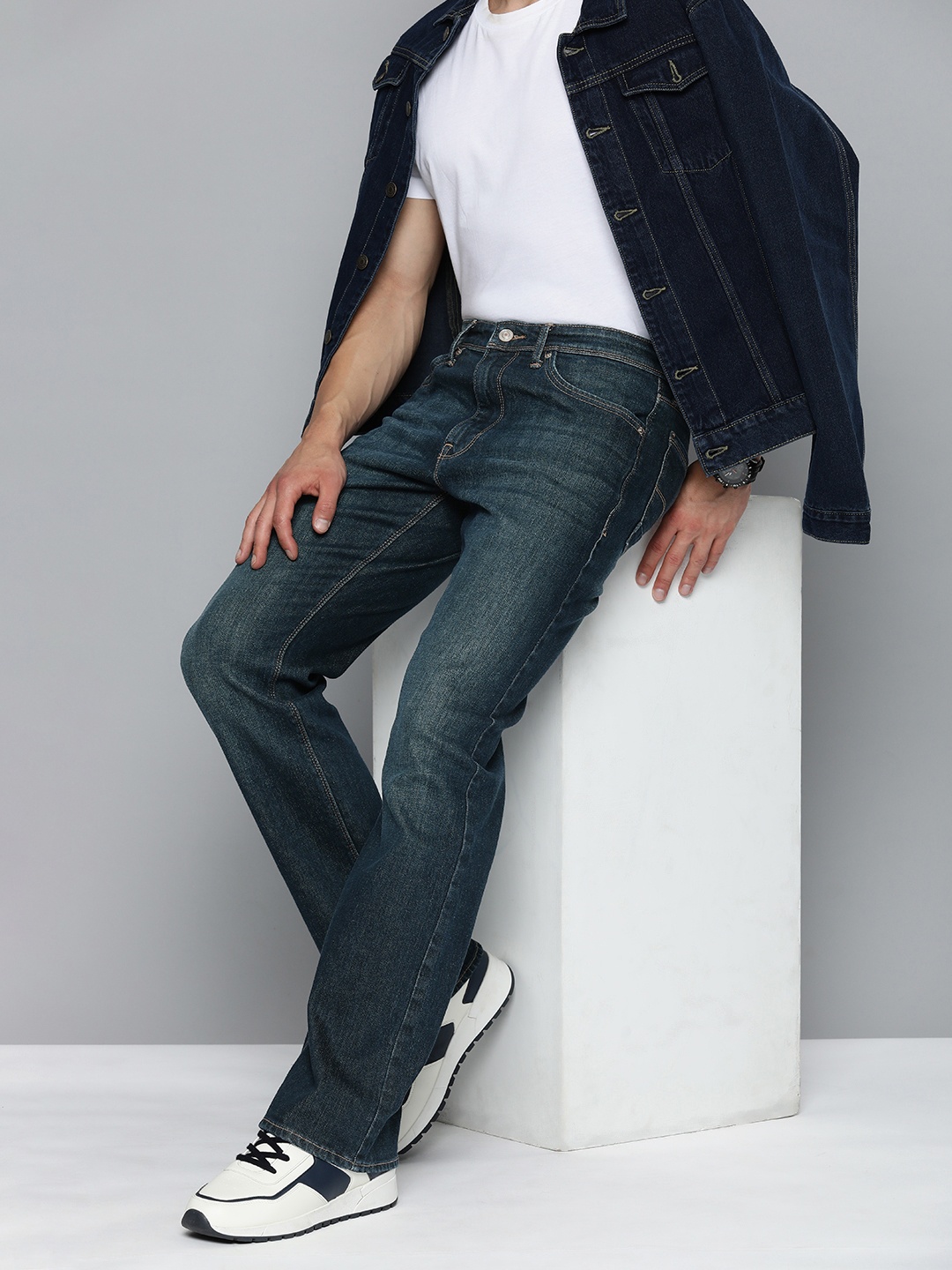 

Flying Machine Men Bootcut Heavy Fade Stretchable Mid-Rise Jeans, Blue