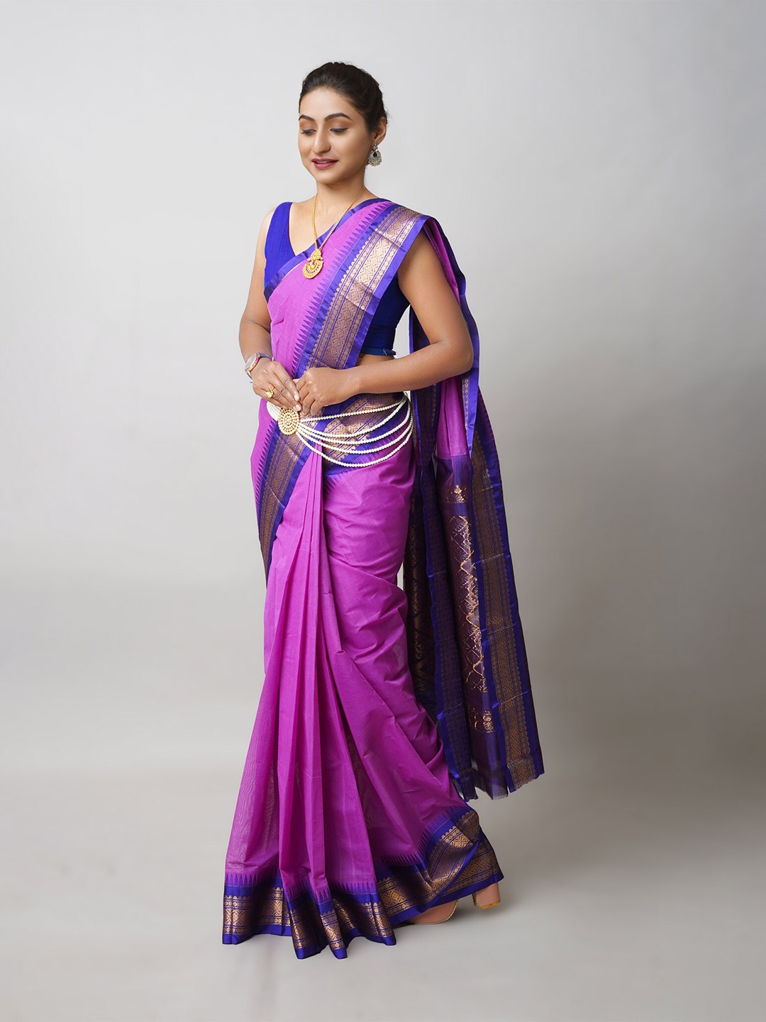 

Unnati Silks Woven Design Zari Pure Cotton Handloom Gadwal Saree, Pink