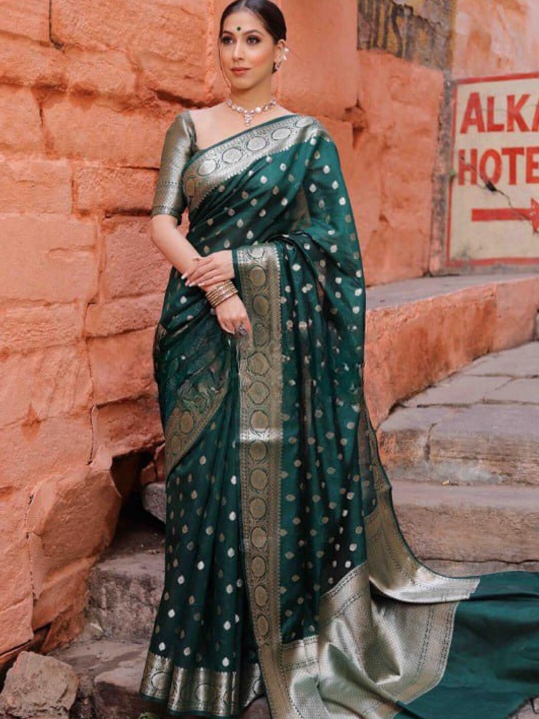 

ESOMIC EXPORT Ethnic Motifs Woven Design Zari Art Silk Banarasi Saree, Green