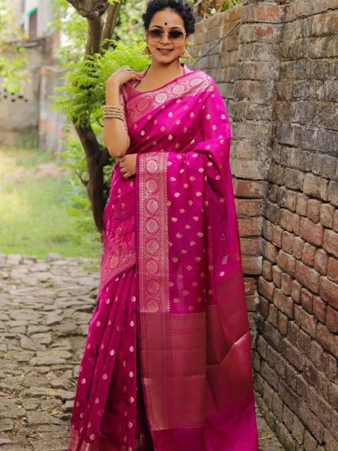 

ESOMIC EXPORT Ethnic Woven Design Zari Art Silk Banarasi Saree, Pink