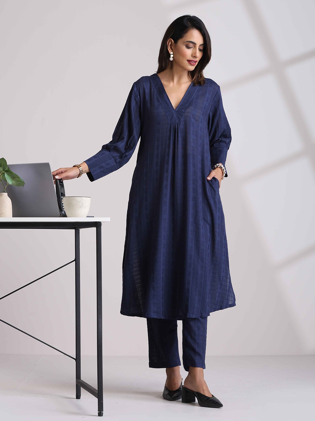 

trueBrowns Women Striped Pleated Pure Cotton Kurta with Trousers, Blue