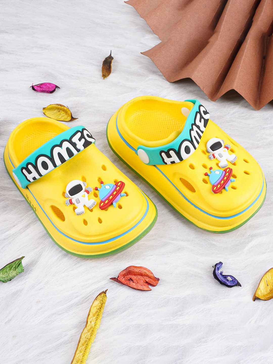 

BAESD Kids Space Applique Detailed Croslite Clogs, Yellow