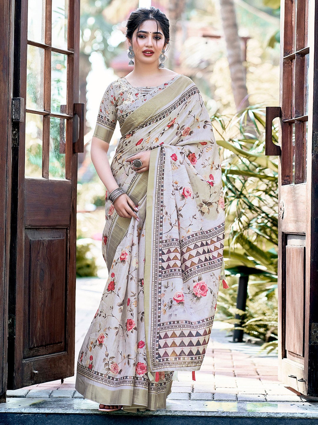 

Mitera Beige & Red Floral Printed Zari Sungudi Saree
