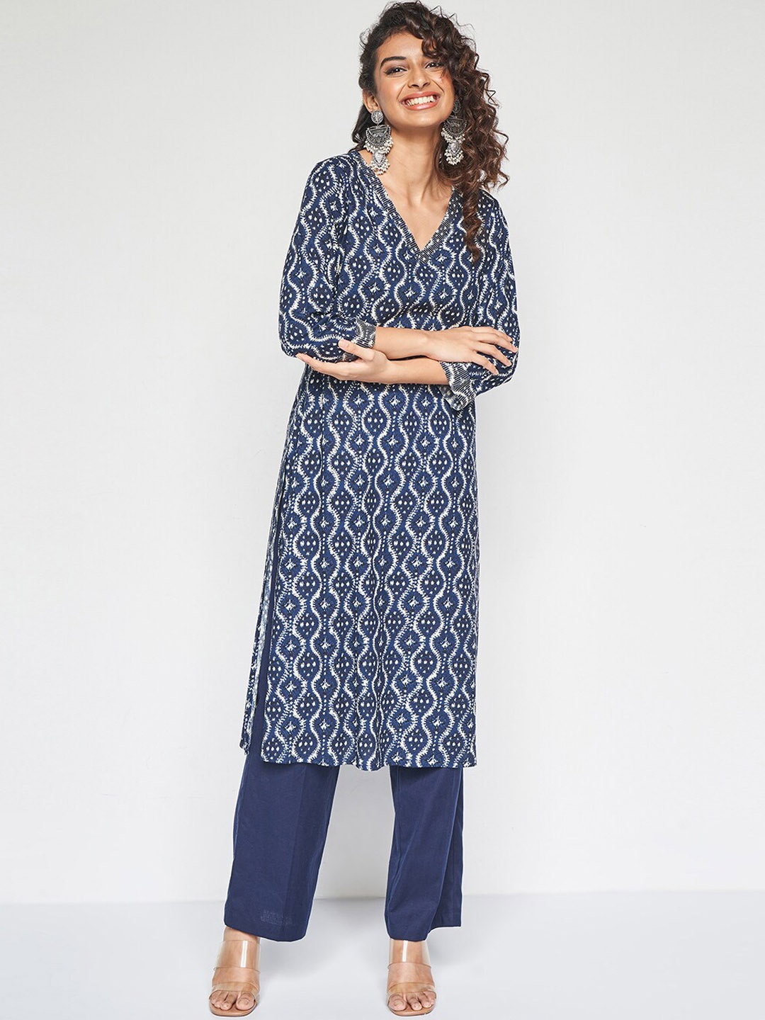 

Global Desi Women Paisley Printed Flared Sleeves Chikankari Kurta, Navy blue