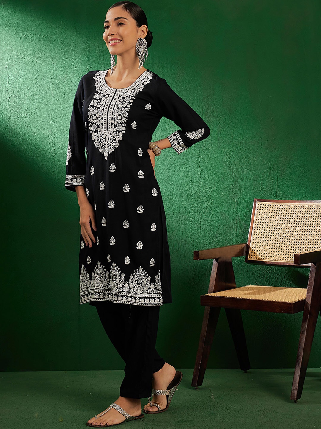 

Sangria Embroidered Round-Neck Kurta With Trousers, Black