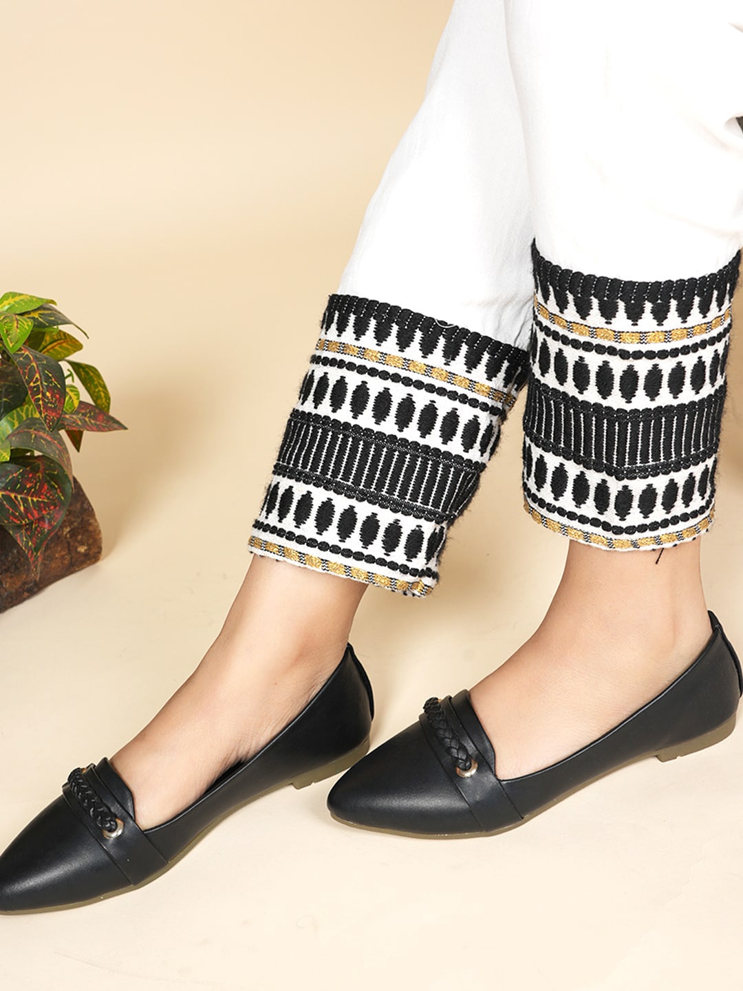

DressBerry Black Pointed Toe Ballerinas