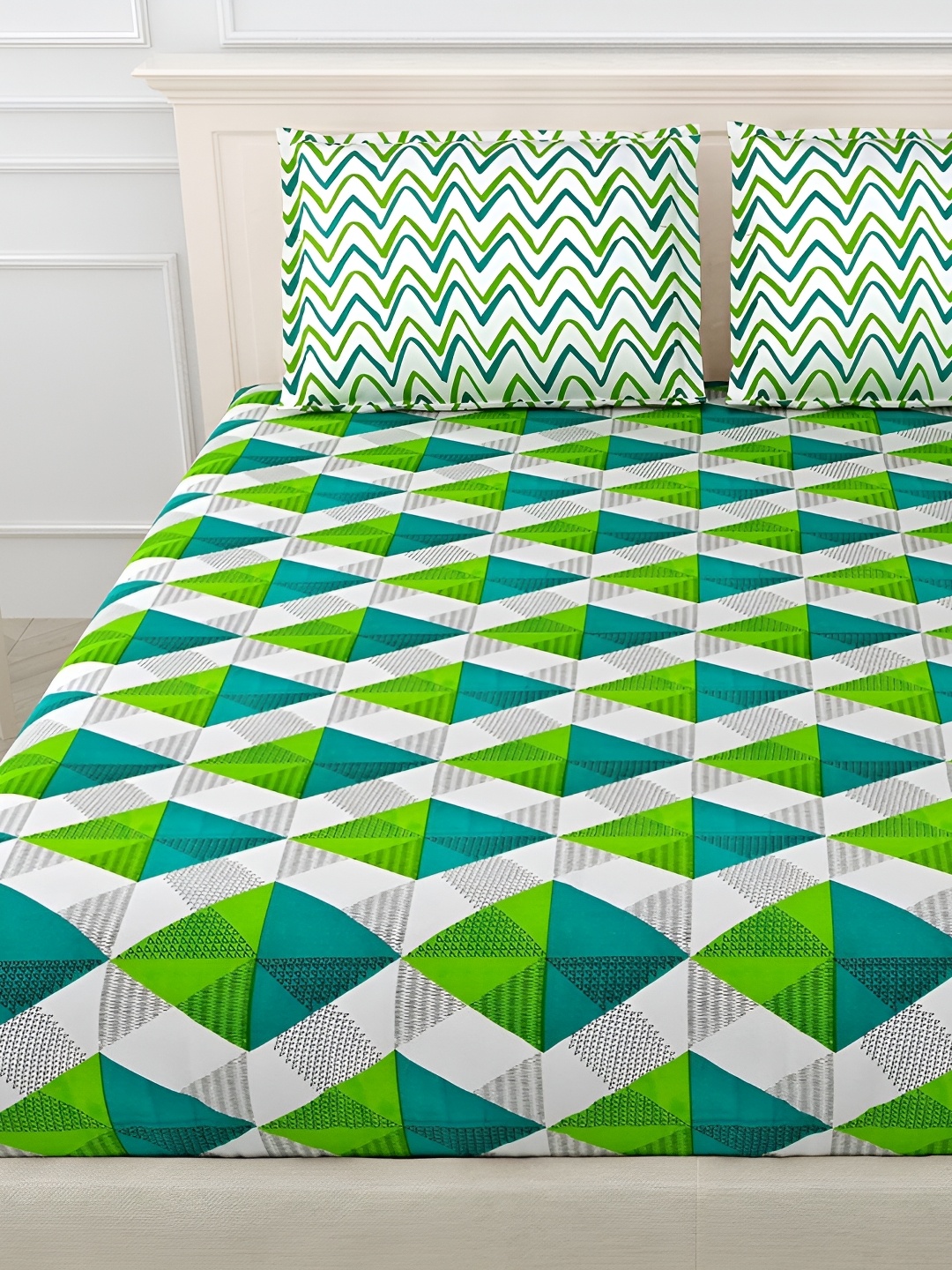

Sohibe Blue & Green Geometric Printed Cotton 300 TC King Bedsheet With 2 Pillow Covers