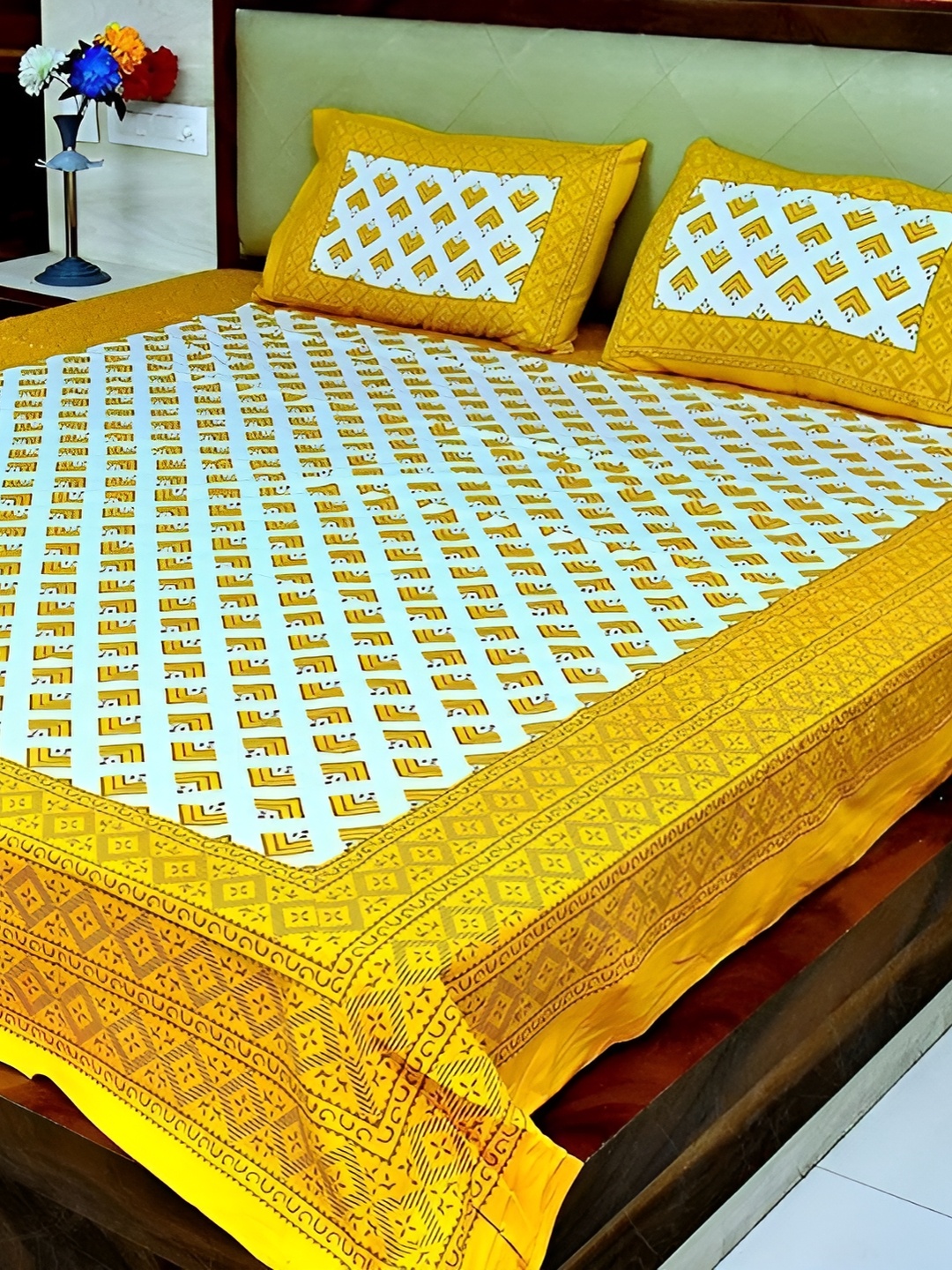 

Sohibe Yellow Geometric Printed Pure Cotton Queen Size Bed Cover With Pillow Cover