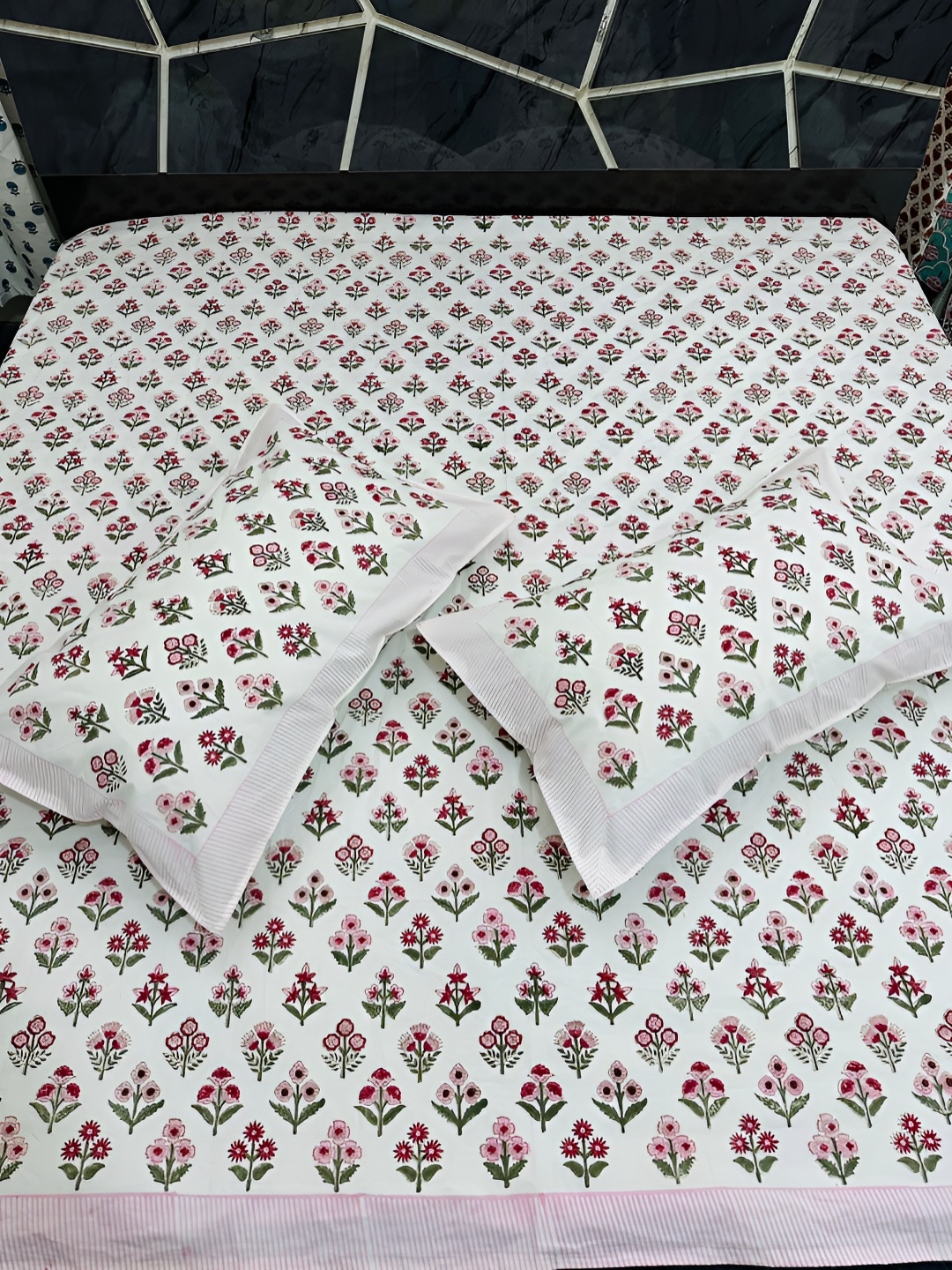 

Bedbathandbliss Green & Pink Floral 300 TC Single Bedsheet with 2 Pillow Covers