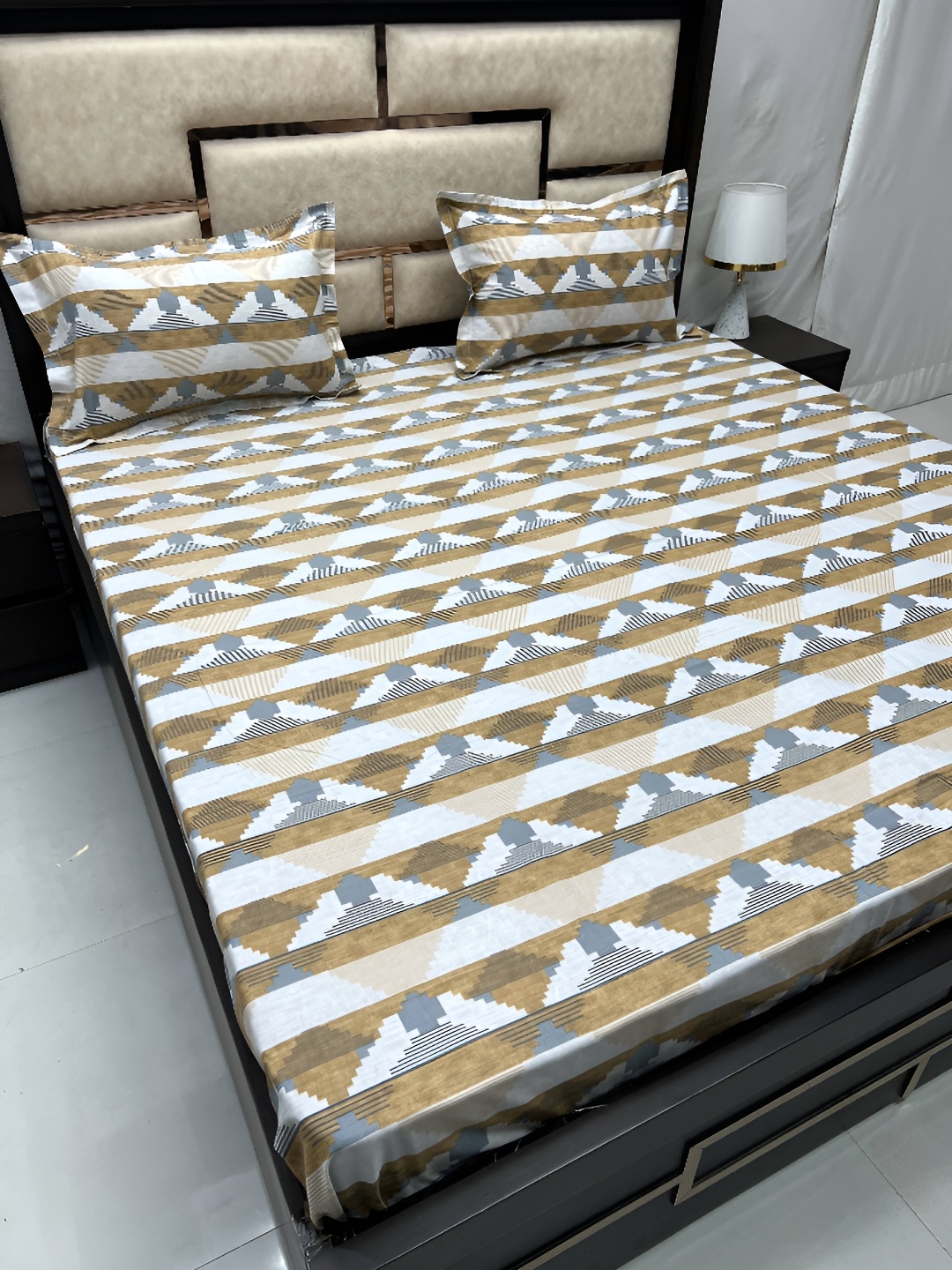 

Pure Decor Orange & White Geometric 300 TC King Bedsheet with 2 Pillow Covers