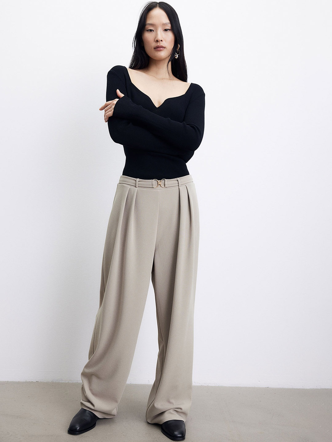 

H&M Women Buckle Closure Mid-Rise Trousers, Beige